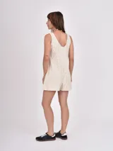 Mono corto negro de punto con breteles finos y escote en V.