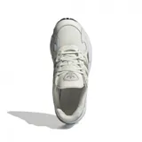 Championes Adidas Falcon de mujer, color blanco hueso con detalles en gris, verde y marrón.