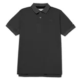 Remera polo negra de manga corta, con cuello clásico y tapeta de dos botones. Presenta un pequeño logo cuadrado en el pecho y un logo triangular en la manga.
