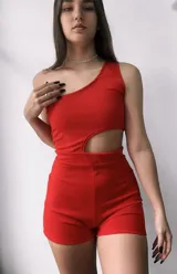 Mono rojo de una sola manga con corte en la cintura y diseño ajustado.