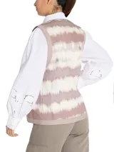 Chaleco largo sin mangas con estampado abstracto en tonos rosa, beige y blanco.