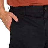 Short cargo negro para hombre, con bragueta con cremallera y botón, bolsillos laterales, bolsillos traseros de parche con solapa y botón y bolsillos cargo utilitarios adicionales a los lados. Etiqueta tejida con el logo del gato en el bolsillo de parche central trasero. Tiro medio.