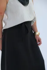 Falda larga negra con lazo en la cintura.