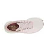 Championes de running New Balance modelo EVOZ, color rosa claro con detalles en rosa y verde.