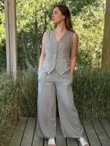 Chaleco blanco de lino con corte sastrero y botones de coco.