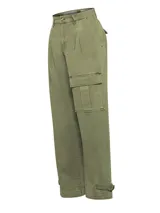 Pantalón verde militar de tiro alto y pierna recta, con bolsillos laterales tipo cargo y ajuste con hebilla en los tobillos.