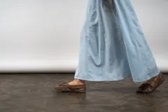 Falda larga celeste de lino, corte evasé.