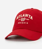 Gorra roja de sarga de algodón con visera curva y bordado frontal con la palabra "Atlanta" en blanco.