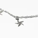 Gargantilla plateada con cadena de eslabones y cinco dijes colgantes en forma de estrella de mar.
