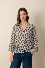 Camisa de dama estampada con lunares grandes color azul marino sobre fondo blanco.