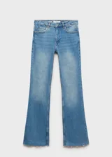 Pantalón de jean celeste de corte recto, tiro medio, con cinco bolsillos, cierre de cremallera y botón, trabillas y bajo deshilachado.