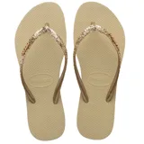 Sandalias Havaianas Slim Glitter II color beige con tiras finas con glitter dorado.