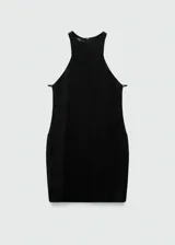 Vestido corto negro con cuello halter, espalda descubierta y abertura lateral. Incluye cinturón dorado.