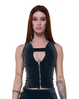 Top tipo corset negro con degradé grisáceo, confeccionado en denim elástico. Presenta cierre frontal de alpaca, escote en V con puente y tiras anchas.