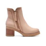Bota corta de cuero negro con cierre lateral, taco cuadrado y suela track. Presenta detalle de pieza de gamuza en la parte superior del tobillo.