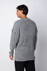 Buzo de hombre de corte oversize confeccionado en tela waffle de algodón con proceso de teñido acid en color borgoña.