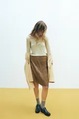 Top color crema de punto con cuello redondo y manga larga.