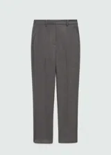 Pantalón de vestir gris oscuro, de corte skinny, tiro medio y largo cropped. Presenta trabillas en la cintura, bolsillos laterales y cierre frontal oculto con botón, gancho y cremallera.