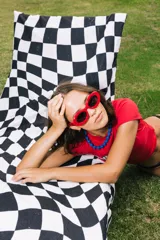 Bolso de playa convertible en toalla, con estampado de cuadros grandes en blanco y azul.