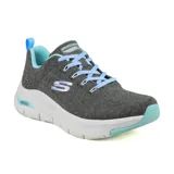 Championes Skechers Arch Fit Comfy Wave, color gris con detalles celestes. Capellada de malla knit, cordones, plantilla Arch Fit removible y media suela con amortiguación.