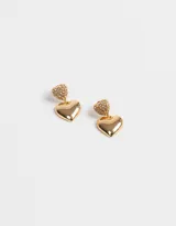 Aros colgantes dorados con forma de corazón, con la parte superior cubierta de strass.