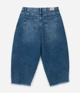 Pantalón de jean azul de corte barrel, con pences delanteros, cintura con trabillas, cierre tradicional y terminación deshilachada.