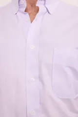 Camisa celeste con rayas verticales blancas, de corte clásico, con cuello abotonado, manga larga y bolsillo en el pecho.