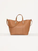Bolso tote color marrón confeccionado en cuero vacuno, con doble asa corta y correa larga regulable extraíble. Tiene acceso con imán y bolsillo interno con cierre.