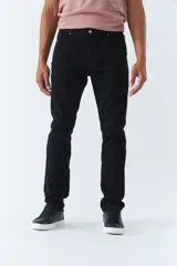 Pantalón jean negro de corte recto, tiro medio, con logo bordado y presillas para cinturón.