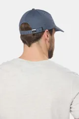 Gorra de béisbol azul marino de lona con visera curva y logo bordado en el frente.