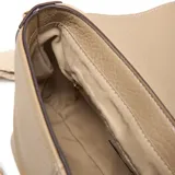 Bandolera pequeña de material símil cuero color taupe, con solapa frontal redondeada y herrajes metálicos dorados. Incluye correa larga regulable y desmontable.