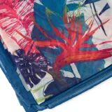 Pañuelo rectangular de tela fina con estampado abstracto en tonos azules, rosas, verdes y amarillos.