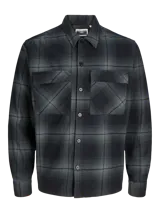 Sobrecamisa de hombre a cuadros grises y negros, de manga larga, con cuello clásico, bolsillos en el pecho y cierre con botones. Corte relajado diseñado para cuerpos plus size.