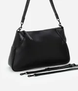 Bolso de hombro negro con textura croco, confeccionado en poliuretano. Cuenta con cierre de hebilla, asa de mano y correa larga desmontable.