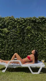 Corpiño de bikini rojo con contorno y tirantes finos en color rosa.