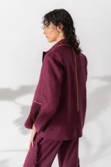 Blazer color chocolate de lino con solapas con borde en contraste color beige, cierre con un botón y corte entallado.