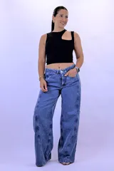 Pantalón de jean azul de corte ancho (baggy/wide leg) con costuras marcadas en el frente de las piernas, simulando un estilo cargo. Tiro medio/alto.