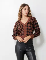 Cárdigan tejido marrón con estampado pata de gallo en negro, escote en V y cierre frontal con botones.
