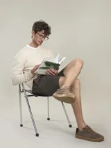 Sweater de punto color beige claro, de corte clásico y cuello redondo.