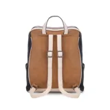 Mochila combinada en tres tonos: marrón, beige y negro. Tiene un bolsillo frontal con cierre, asa de mano y correas regulables.