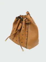 Cartera bombonera de cuero color camel con monograma estampado y tachas doradas.