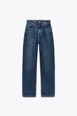Pantalón de jean de tiro alto, color azul oscuro, corte mom fit, con trabillas y cinco bolsillos.