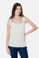 Musculosa lisa color lila en tela rib con botones a presión y corte relajado.