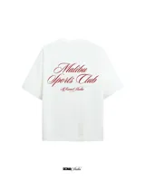 Remera blanca de algodón con cuello redondo y estampado en la espalda con la frase "Malibu Sports Club by Rona Studio" en color rojo.