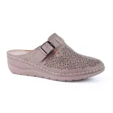 Zapato casual Korium Confort Marie color gris topo, con capellada calada, hebilla decorativa y plataforma baja.