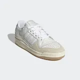 Championes Adidas Forum 84 Low ADV, color blanco hueso con detalles en blanco y suela de caucho color caramelo. Presentan una construcción de cuero y gamuza con las tres rayas perforadas y amortiguación Adiprene.
