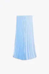 Falda midi plisada celeste con cintura elástica.