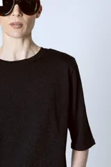 Camiseta negra de mangas cortas y cuello redondo.