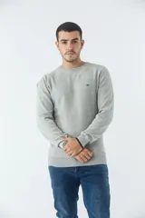 Sweater negro de algodón con cuello redondo y logo bordado en el pecho.