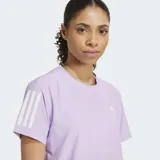 Remera deportiva Adidas Own The Run de manga corta, color lila claro, con cuello redondo. Presenta las tres franjas características de Adidas en blanco en las mangas y el logo de la marca en el pecho.